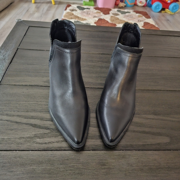 Vince Camuto Riggie Bootie - Picture 4 of 8